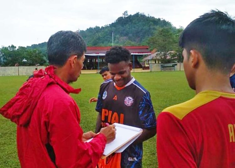 Langgam.id - Seleksi pemain untuk menghadapi Liga 3 2022 di Pessel, Sumbar diikuti mahasiswa asal Papua, Marpius Asing Pangky.