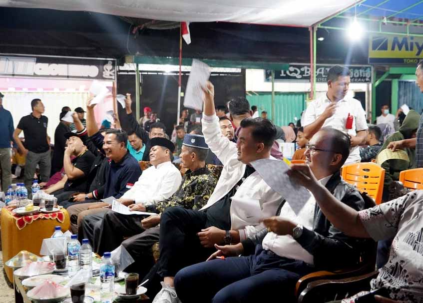 Langgam.id - Sutan Riska Tuanku Kerajaan menyerahkan hadiah satu unit sepeda motor matik untuk main KIM memeriahkan HUT ke-77 RI.