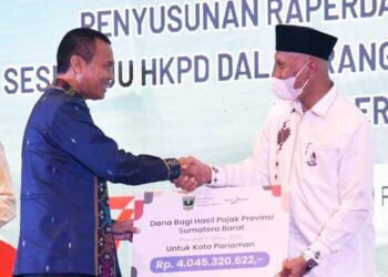Langgam.id - Pemerintah Kota (Pemko) Pariaman menerima uang senilai Rp4.045.320.622 dari bagi hasil dana pajak di Sumatra Barat (Sumbar).