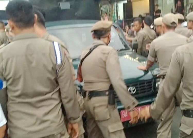 Langgam.id - Sejumlah pedadagang di Pantai Padang, Sumatra Barat (Sumbar) mengancam personel Satuan Polisi Pamong Praja (Satpol PP).