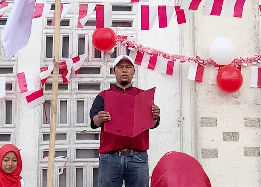 Langgam.id - Sebanyak 50 pedagang pasar di Kota Padang Panjang menggelar upacara Hari Kemerdekaan di pelataran parkir Blok A Pasar Pusat.