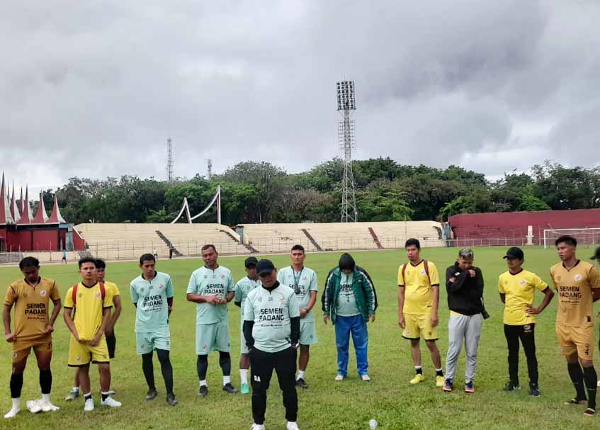 Langgam.id - Semen Padang FC terus matangkan persiapan menghadapi laga perdana di Liga 2 2022 melawan PSPS Riau.