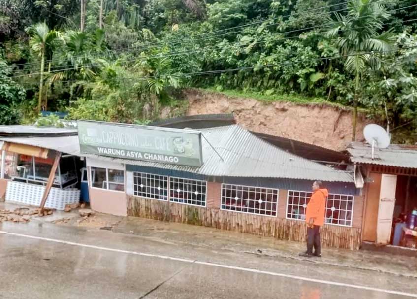 Langgam.id - Tak hanya menutupi akses jalan, material longsor juga menutupi satu rumah warga di jalan lintas Padang-Solok, Sitinjau Lauik.