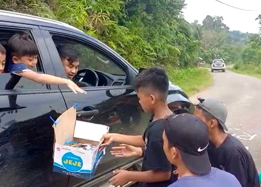 Langgam.id - Bupati Dharmasraya, Sutan Riska Tuanku Kerajaan diadang para bocil saat mengendarai sebuah mobil berwarna hitam.
