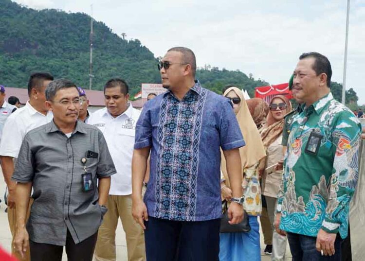 Langgam.id - Anggota DPR RI, Andre Rosaide akirnya turun tangan untuk menyelesaikan pembangunan Tol Padang-Sicincin.