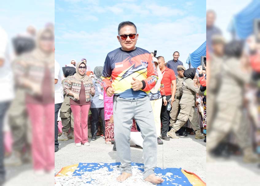 Langgam.id - Bak penari piring, Wali Kota Gorontolo, Marten A Taha juga mencoba unjuk kebolah menarik di atas beling.