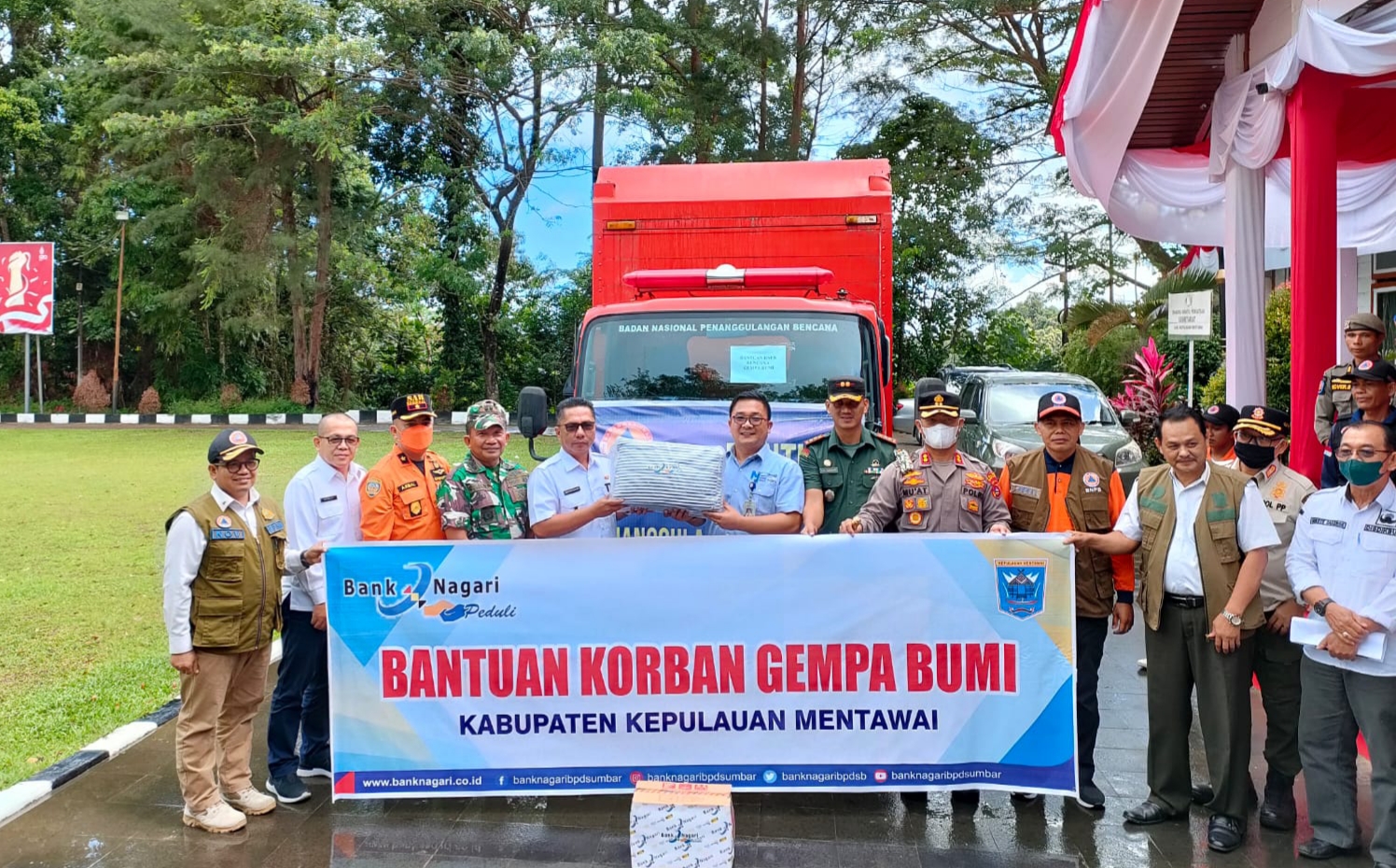 Bank Nagari Serahkan Bantuan Sembako untuk Korban Gempa Mentawai