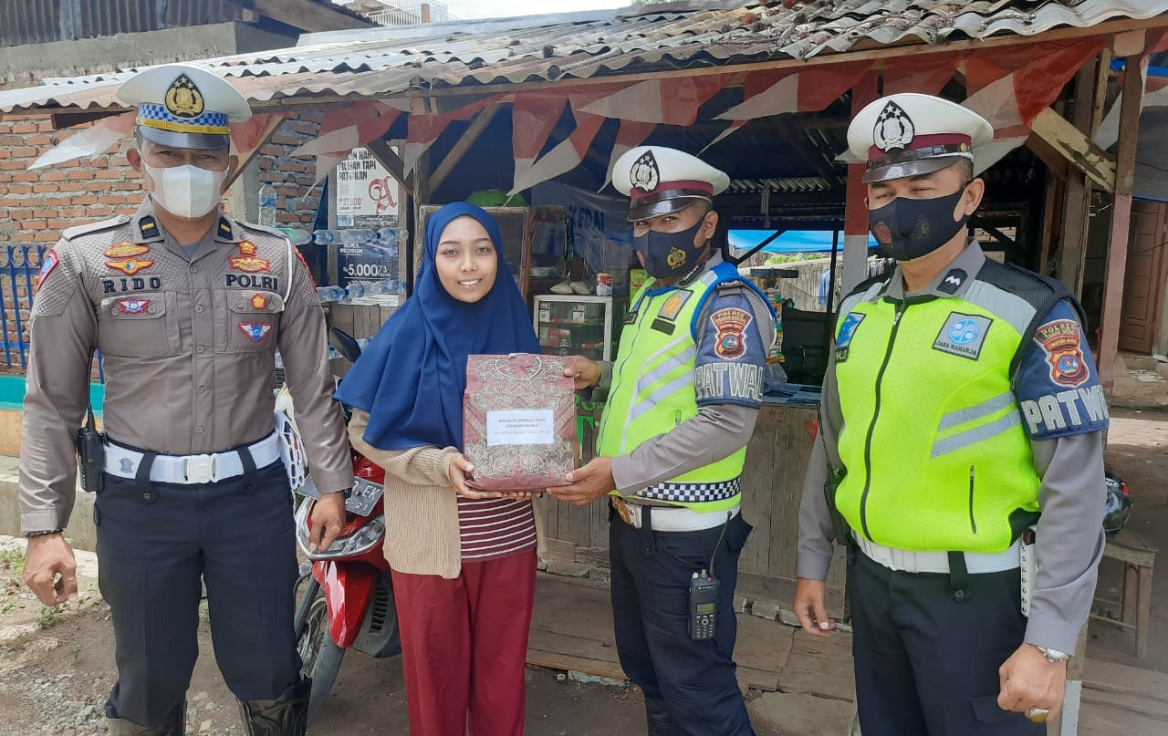 Polres Tanah Datar Terus Sebar Bansos untuk Warga Terdampak Kenaikan BBM