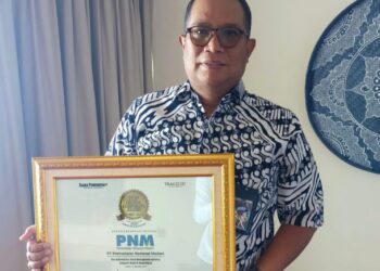 Direktur Operasional PT PNM Sunar Basuki menerima plakat penghargaan Digital Corporate Brand Award 2022 untuk PNM. [Foto: Dok Humas PNM]