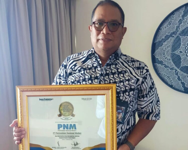 Direktur Operasional PT PNM Sunar Basuki menerima plakat penghargaan Digital Corporate Brand Award 2022 untuk PNM. [Foto: Dok Humas PNM]