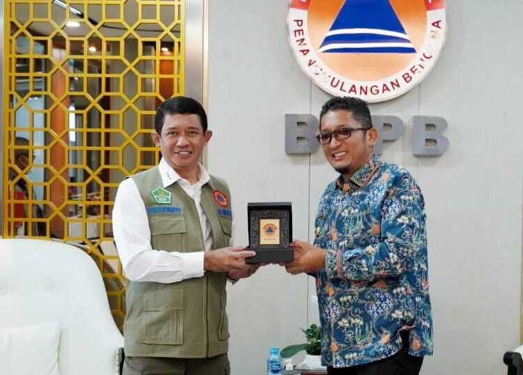 Langgam.id - Wali Kota Padang, Hendri Septa beraudiensi dengan Kepala BNPB, Letjen TNI Suharyanto di Jakarta, Selasa (13/9/2022).
