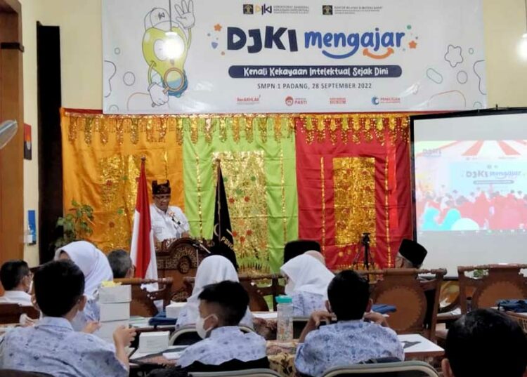 Langgam.id - Kantor Kemenkumham Sumatra Barat (Sumbar) memperkenalkan perlindungan kekayaan intelektual sejak dini ke sejumlah pelajar.