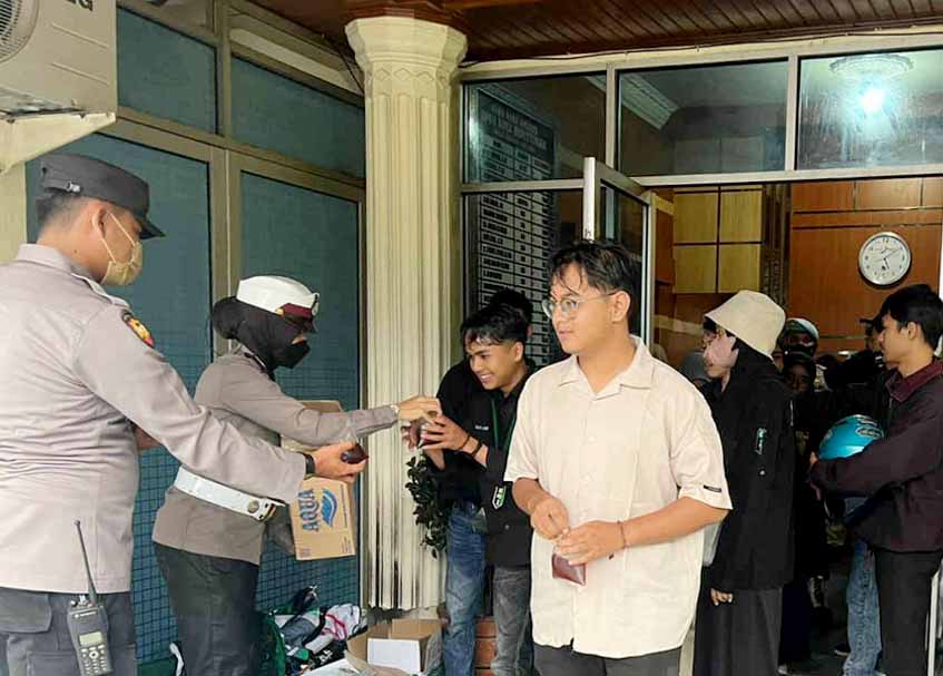 Langgam.id - Jajaran Polres Bukittinggi turut mendukung aksi demonstrasi penolakan kenaikan harga Bahan Bakar Minyak (BBM) oleh mahasiswa.