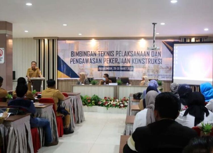 Langgam.id - Dinas PUPR Payakumbuh menggelar Bimbingan Teknis Pelaksanaan dan Pengawasan Pekerjaan Konstruksi, Selasa-Rabu, (29-30/3/2022).