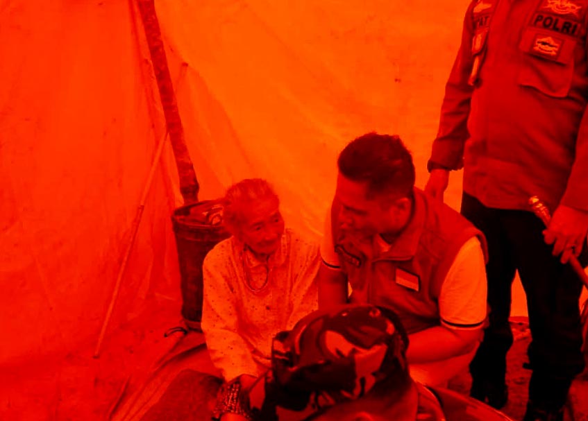 Langgam.id - Pj Bupati Mentawai, Martinus Dahlan bersama Forkopimda mengunjungi warga terampak gempa di Desa Simalegi, Kecamatan Siberut Barat