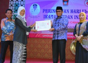 Wali Kota Padang Hendri Septa menerima penghargaan dari IBI Padang. [Foto: Humas Pemko Padang]