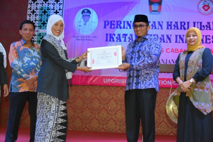 Wali Kota Padang Hendri Septa menerima penghargaan dari IBI Padang. [Foto: Humas Pemko Padang]