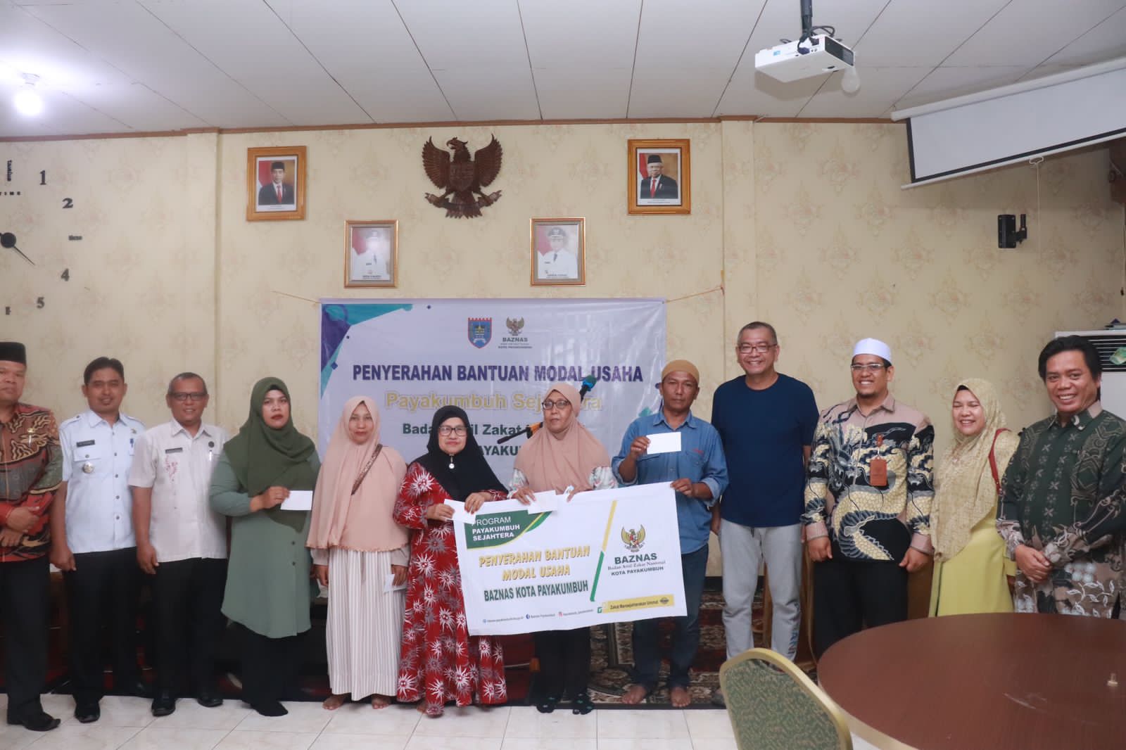 Wako Payakumbuh Serahkan Bantuan Baznas ke Ratusan Warga Kurang Mampu