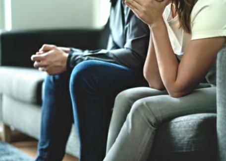 Langgam.id - Oknum polisi di Pessel berpangkat Aiptu berinisial JS digrebek warga lantaran diduga berselingkuh, Kamis (1/9/2022).