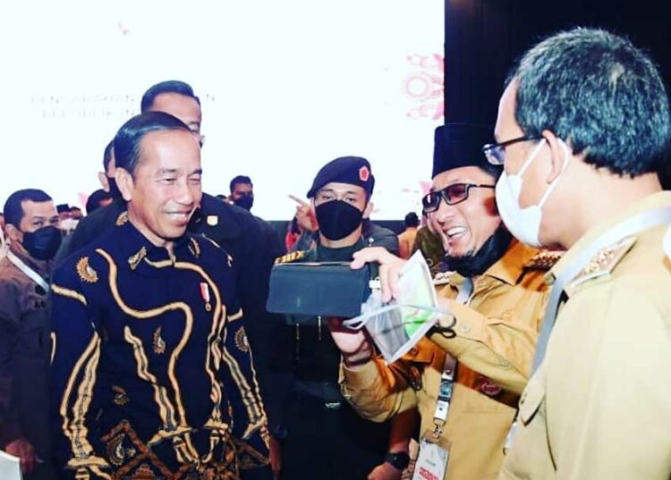 Langgam.id - Presiden Joko Widodo menyapa dan bercanda dengan Wali Kota Padang, Hendri Septa di Jakarta Convention Center (JCC).