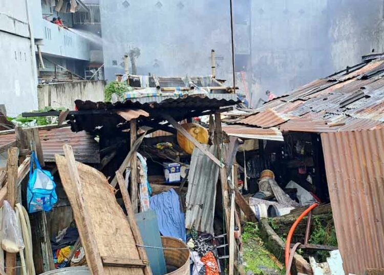 Langgam.id - Enam petak rumah terbakar di Jalan Barumbuang 2, Kelurahan Tarok Dipo, Kecamatan Guguk Panjang, Kota Bukittinggi.