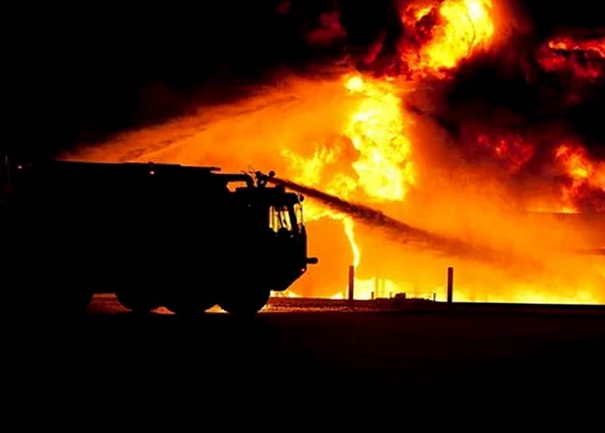 Langgam.id - Dinas Pemadam Kebakaran (Damkar) Kota Payakumbuh berjibaku memadamkan api dari dua kebakaran di Kota Randang, Jumat (1/4/2022).