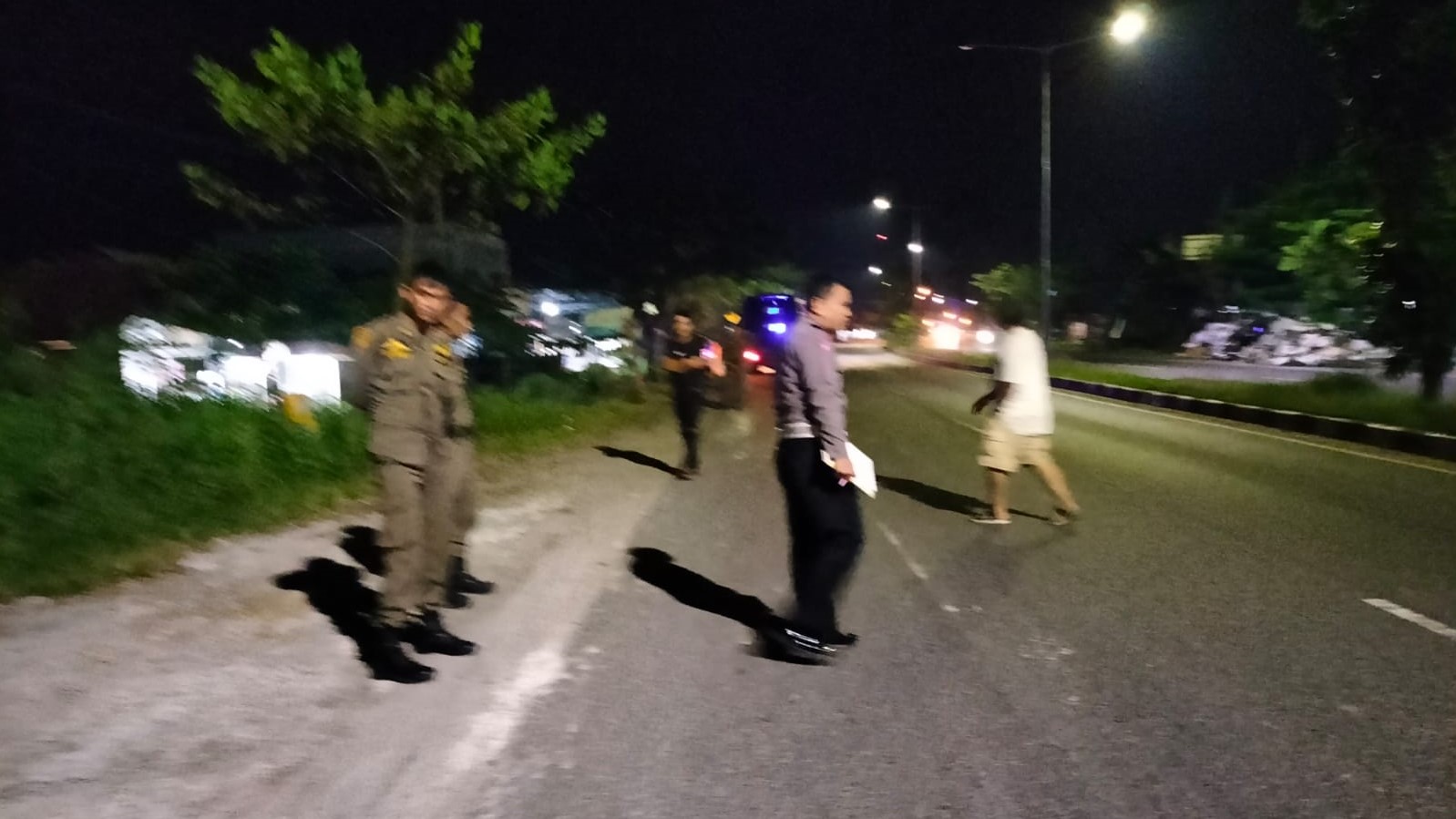 Ban Truk Lepas Hantam Petugas Satpol PP Padang, Lutut Retak