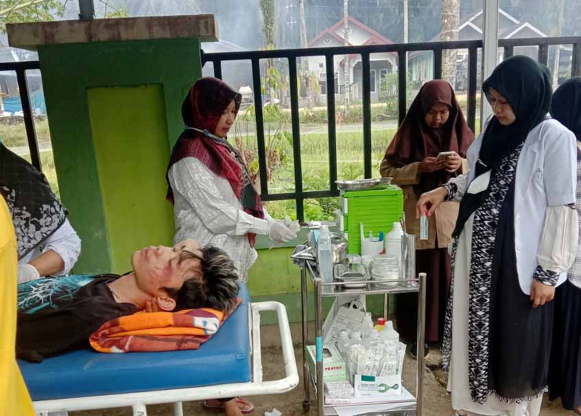 Langgam.id - Seorang warga Jorong Rimbo Batu, Nagari Kajai, Kecamatan Talamau, Kabupaten Pasaman Barat dilaporkan terluka usai gempa.