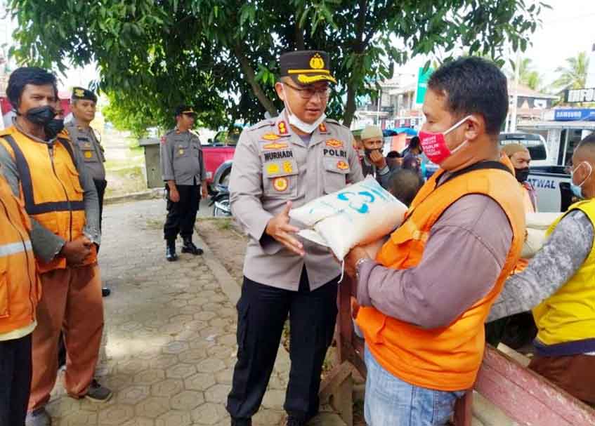 Langgam.id - Polisi di bawah jajaran Polda Sumbar ramai-ramai membagikan bantuan usai pemeritah menaikkan harga Bahan Bakar Minyak (BBM).