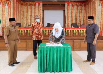 Langgam.id - DPRD Kota Payakumbuh bersama Wali Kota Payakumbuh, Riza Falepi mengesahkan Rancangan Peraturan Daerah (Ranperda).