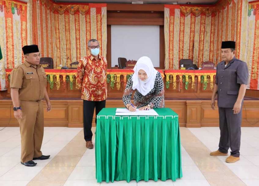 Langgam.id - DPRD Kota Payakumbuh bersama Wali Kota Payakumbuh, Riza Falepi mengesahkan Rancangan Peraturan Daerah (Ranperda).