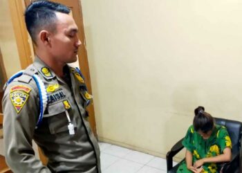 Langgam.id - Dua remaja yang tengah dimabuk asmara diamankan Satuan Polisi Pamong Praja (Satpol PP) kota Padang usai digerebek warga.