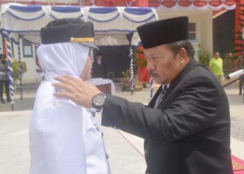Langgam.id - Andri Warman pesankan agar Camat Tanjung Raya yang baru mengedukasi masyarakat akan pentingnya revitalisasi Danau Maninjau.