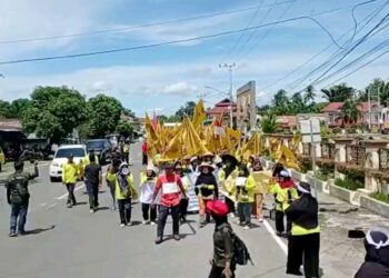 Langgam.id - Ratusan petani yang tergabung dalam SPI Cabang Pasaman Barat (Pasbar) menggelar long march dan aksi damai di depan kantor bupati