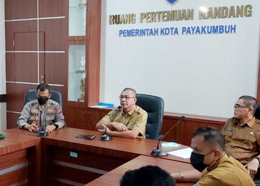 Langgam.id - Pemko Payakumbuh kembali memfasilitasi pelaksanaan Salat Idul Fitri berjamaah di halaman Balai Kota Payakumbuh.