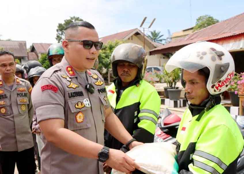 Langgam.id - Polisi di bawah jajaran Polda Sumbar ramai-ramai membagikan bantuan usai pemeritah menaikkan harga Bahan Bakar Minyak (BBM).