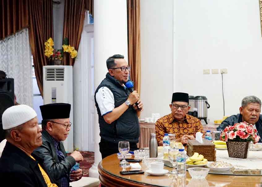 Langgam.id - Bupati Tanah Datar, Eka Putra kembali beraudiensi bersama tokoh masyarakat guna membicarakan isu dan permasalahan yang terjadi.