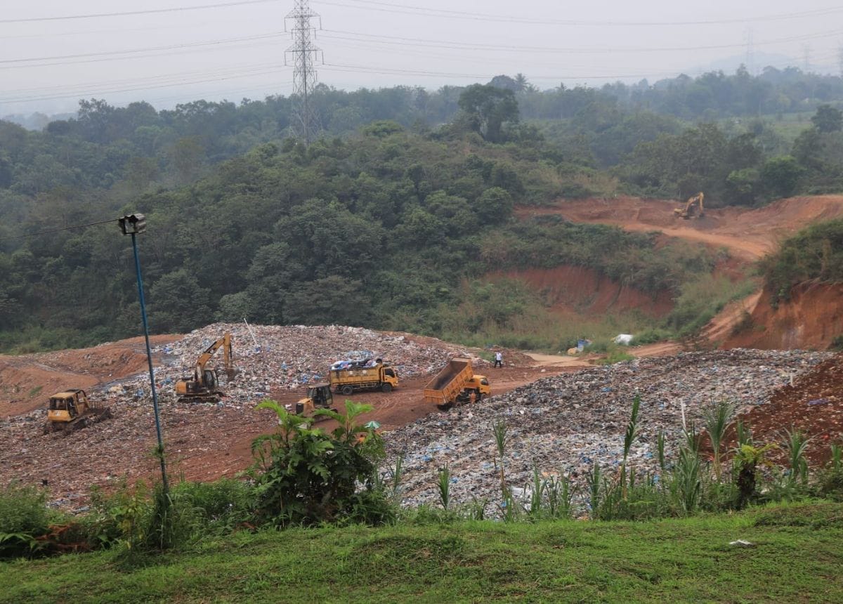 Tempat Pembuangan Akhir (TPA) Regional Payakumbuh ditutup sementara waktu terhitung mulai 15 September 2022. Penutupan ini dilakukan karena adanya permasalahan pada tanggul penahan sampah pada TPA Regional dan saat ini sedang dilakukan perbaikan.