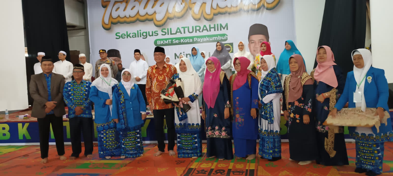 Ratusan ibu-ibu anggota majelis taklim memadati Aula GOR M Yamin Kota Payakumbuh, Minggu. Kehadiran mereka dalam rangka Tabligh Akbar