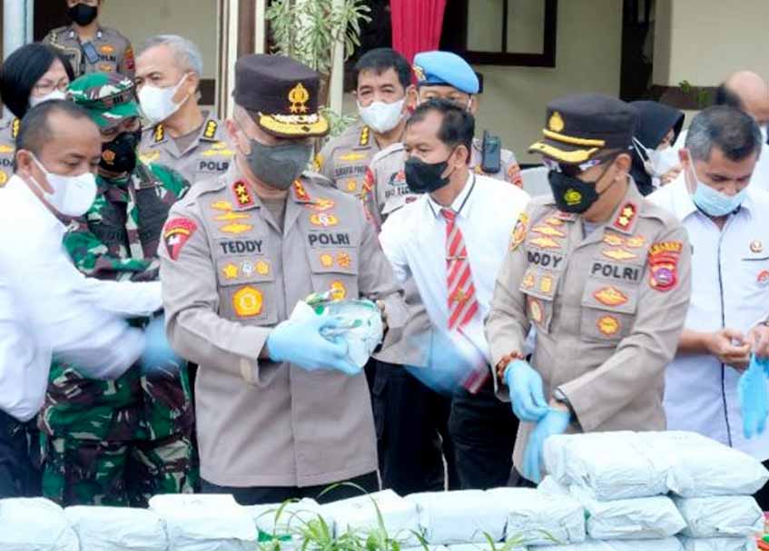 Langgam.id - Teddy Minahasa Putra pernah menyebutkan bahwa masih ada tersangka lain saat memusnahkan BB sabu di Bukittinggi.