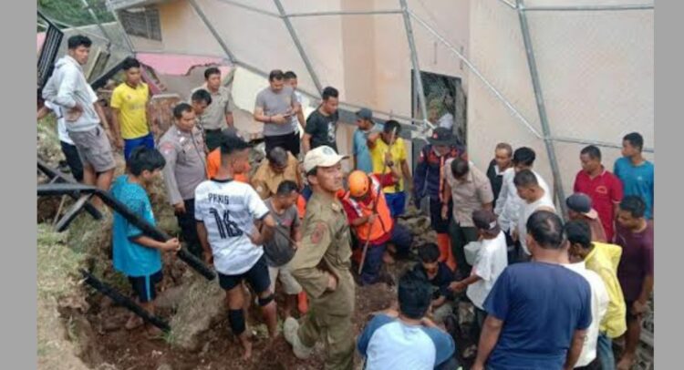 Pagar Lapangan Sepakbola Ambruk di Tanah Datar: 1 Pekerja Meninggal, 3 Luka-luka