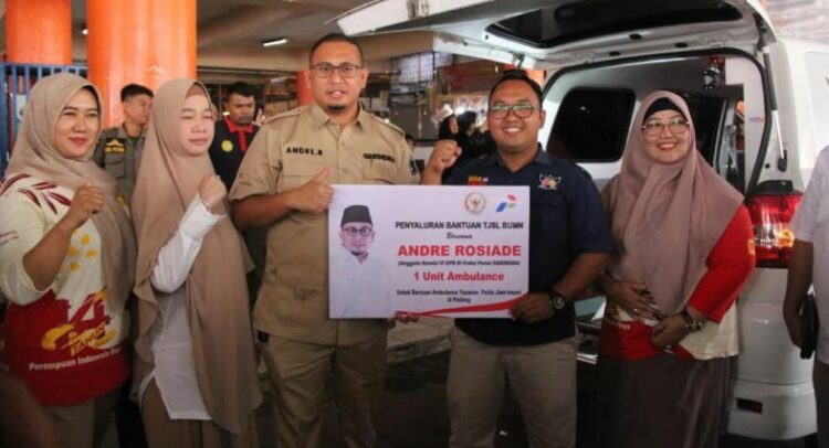 Andre Rosiade Serahkan Dua Unit Ambulans di Kota Padang