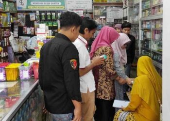Langgam.id - Dinas Kesehatan (Dinkes) dan Polres Padang Panjang mendatangi sejumlah apotek dan toko obat, Sabtu (22/10/2022).