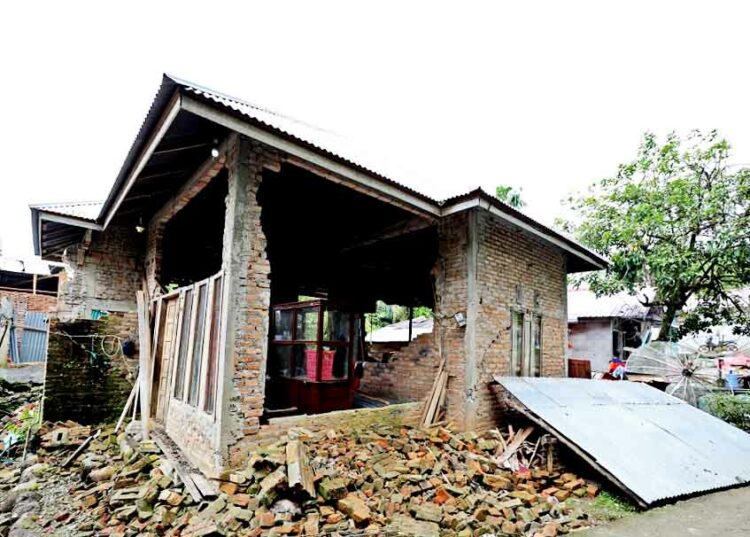 Langgam.id - Gempa bermagnitudo 6,1 telah meluluhlantahkan sebagian daerah di Kabupaten Pasaman Barat (Pasbar).