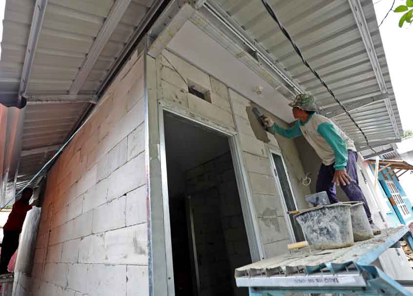 Langgam.id - Gempa bermagnitudo 6,1 telah meluluhlantahkan sebagian daerah di Kabupaten Pasaman Barat (Pasbar).