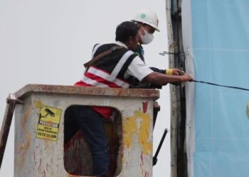 Langgam.id - Satpol PP Kota Padang bersama tim gabungan memutus jaringan kabel listrik ilegal milik pedagang Pantai Padang.
