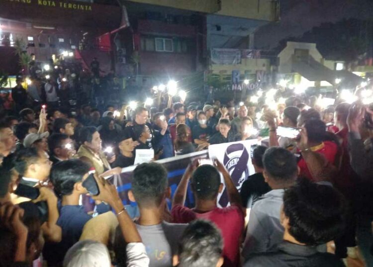 Langgam.id - Suporter bersama Manajemen Tim Semen Padang FC menggelar doa bersama untuk korban Tragedi Kajuruhan.