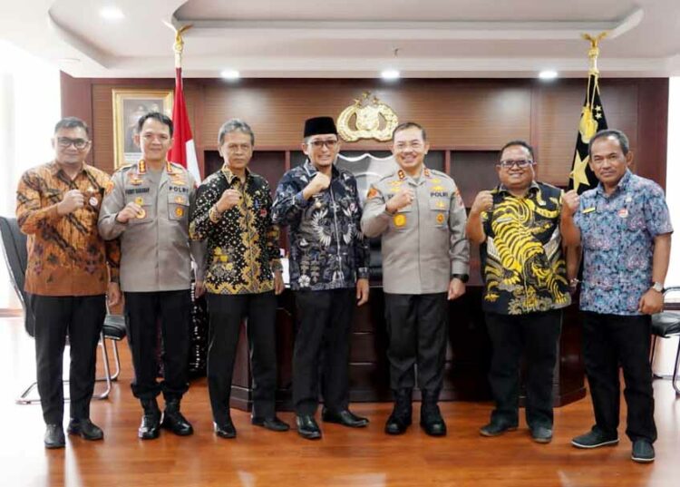 Langgam.id - Wako Padang, Hendri Septa beserta jajaran mengunjungi Kapolda Sumatra Barat (Sumbar) yang baru, Irjen Pol Suharyono.