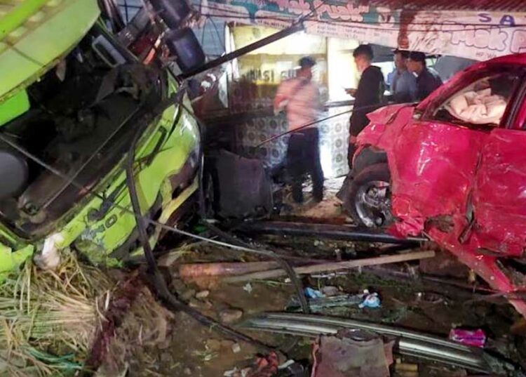 Langgam.id - Kecelakaan beruntung terjadi di Jalan Raya Padang Lua Kilometer 4, Banuhampu, Kabupaten Agam, Sumatra Barat (Sumbar).