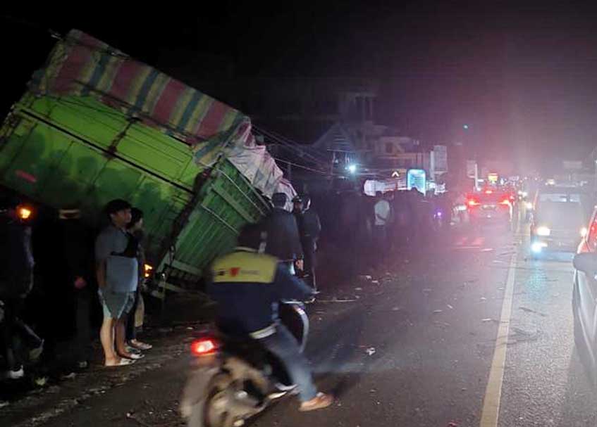 Langgam.id - Kecelakaan beruntung terjadi di Jalan Raya Padang Lua Kilometer 4, Banuhampu, Kabupaten Agam, Sumatra Barat (Sumbar).